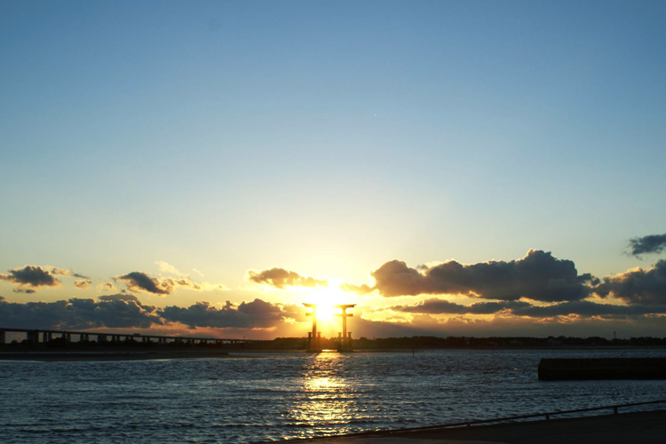 スマーフォン表示画像 弁手島鳥居夕景の画像