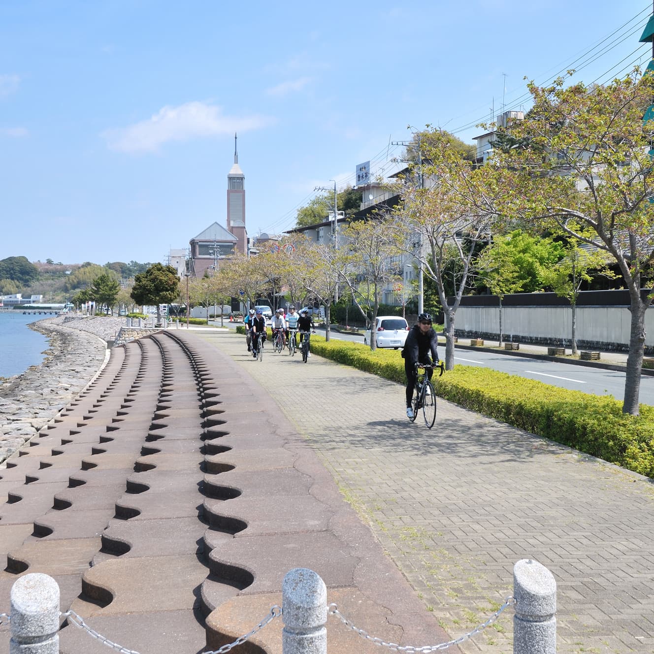 浜名湖ベイストリートをサイクリングしている様子