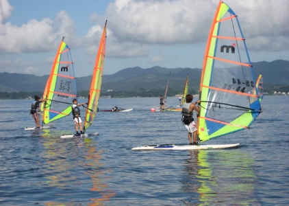 浜名湖でウィンドサーフィンをしている様子