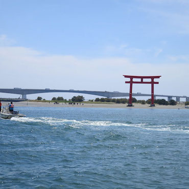 鳥居と浜名大橋が映っている様子の画像