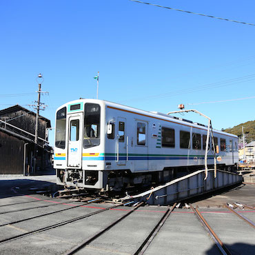 車両基地で転車台に鉄道が乗っている様子の画像