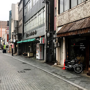 肴町の古い商店が並んでいる様子の画像