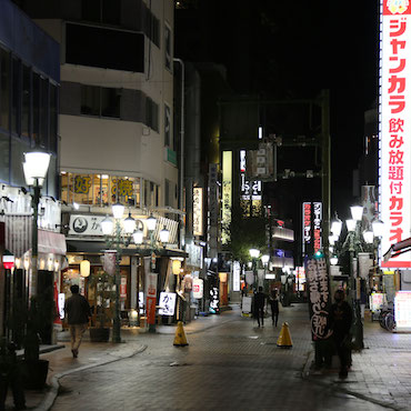 夜の有楽街の様子の画像